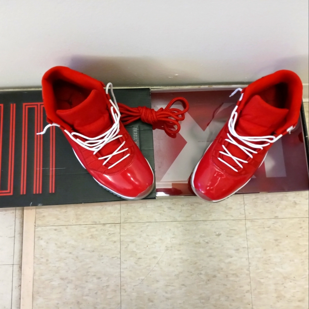 Jordan 11 gym red
